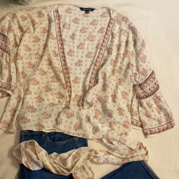 Max Edition floral wrap top 3/4 flutter sleeve - Picture 5 of 7